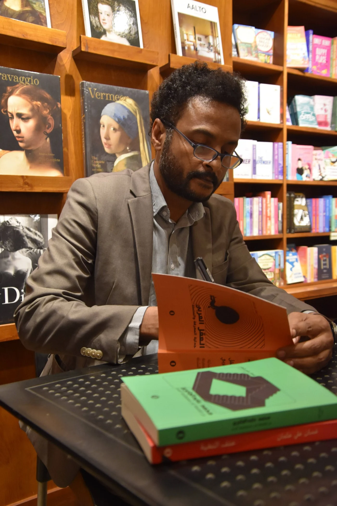 غسان علي عثمان يتصفح كتاب العقل العربي